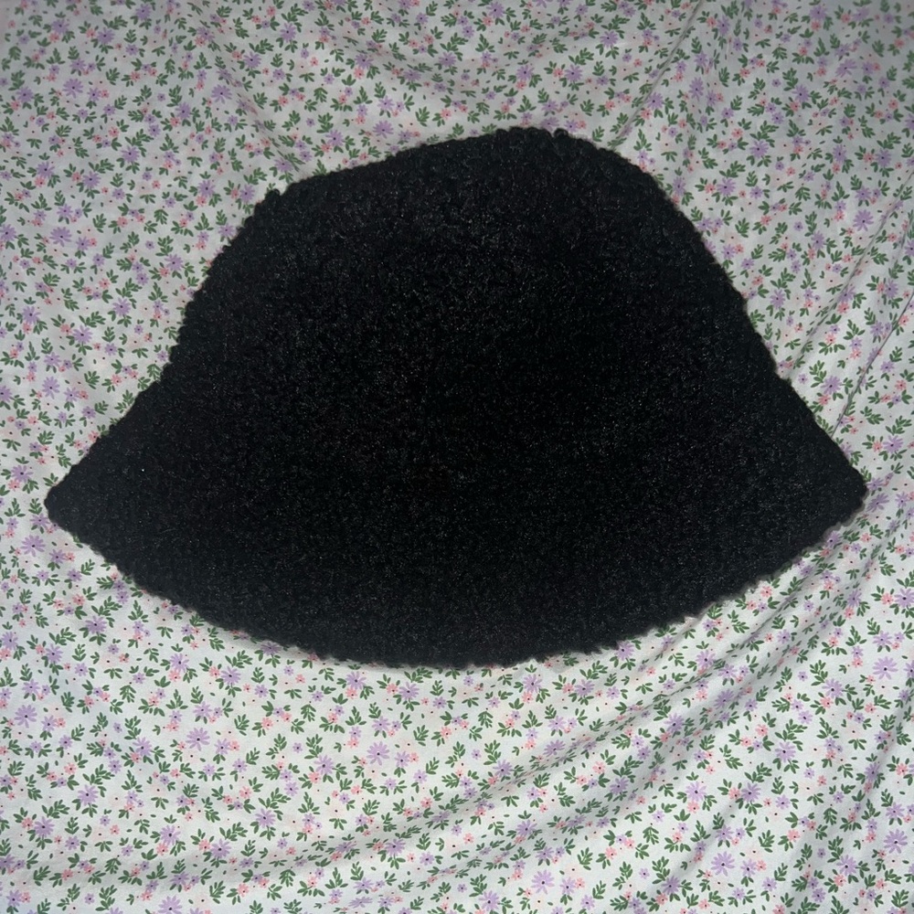 Forever 21 Black Faux Shearling Bucket Hat 🖤